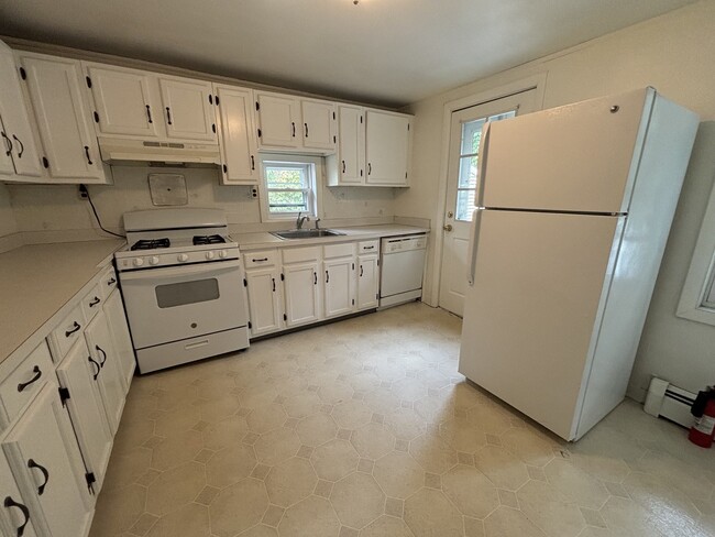 Building Photo - 164 Bowen St