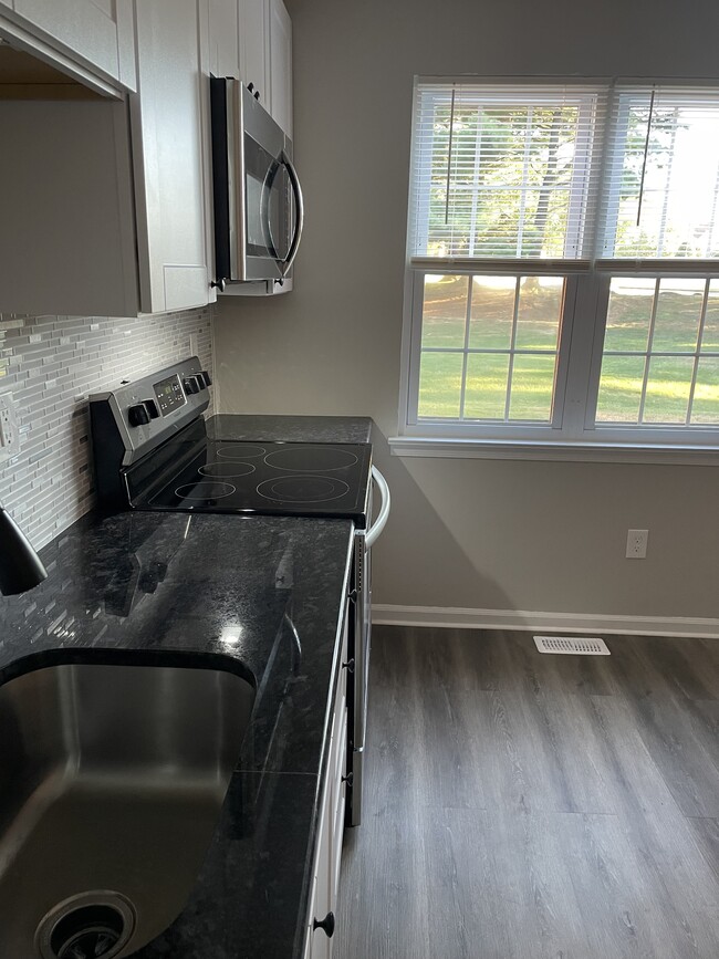 Building Photo - 30 Greensward Ln