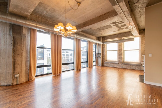 Building Photo - 1069 W 14th Pl