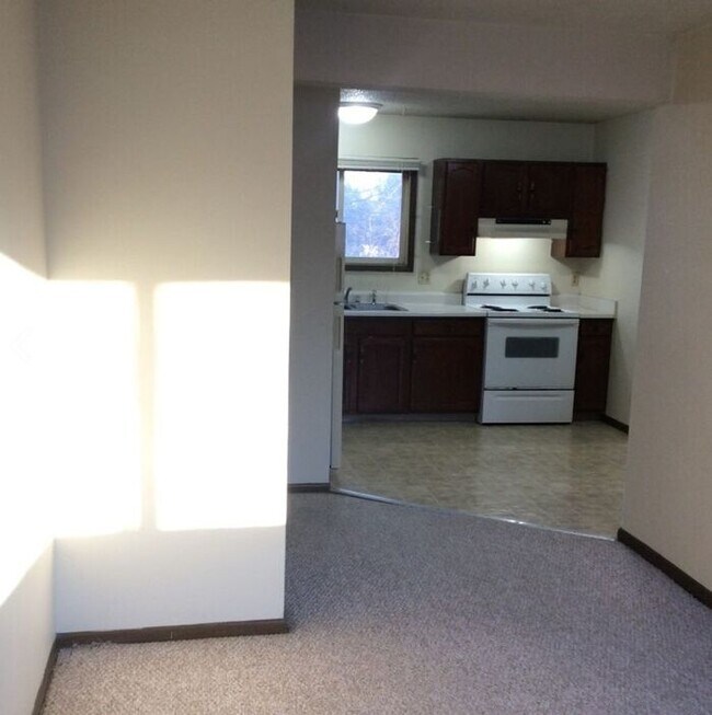 Building Photo - $795 | 2 Bedroom, 1 Bathroom Apartment | C...