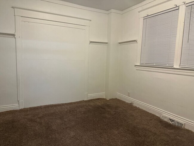 Building Photo - Newly renovated south side 3 BR/2BA locate...