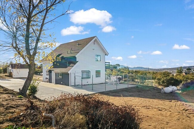 Building Photo - 59470 Burnt Valley Rd