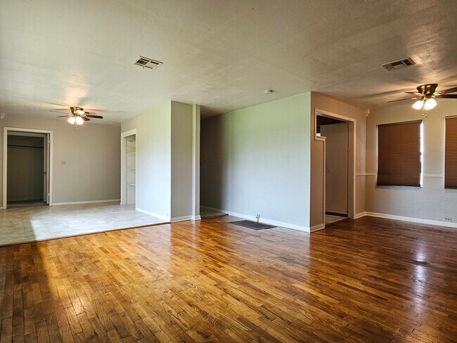 Foto del edificio - Welcome to this charming 3 bedroom, 1.5 ba...