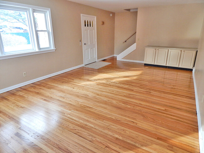 Living Room - 958 W Linden Ave