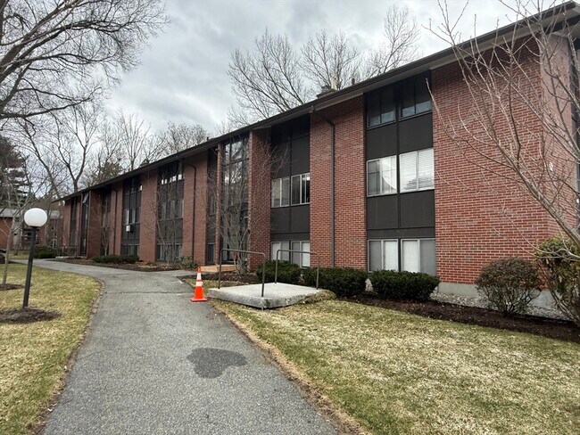 Foto del edificio - 4 Longwood Dr