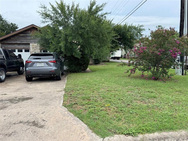 Foto del edificio - 401 Cypress Ln