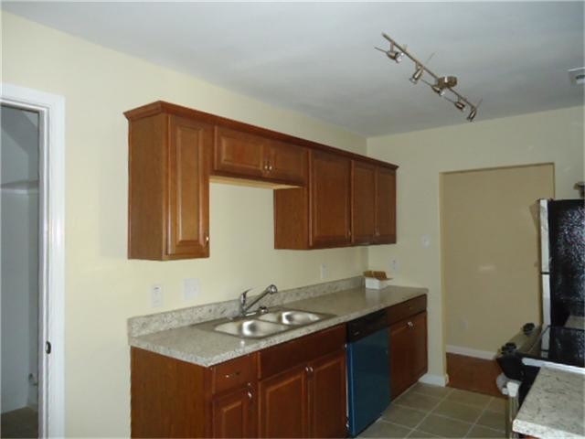 Building Photo - 5031 Pine Ave