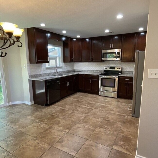 Building Photo - Move In By October 15th - GET $500 OFF 1ST...