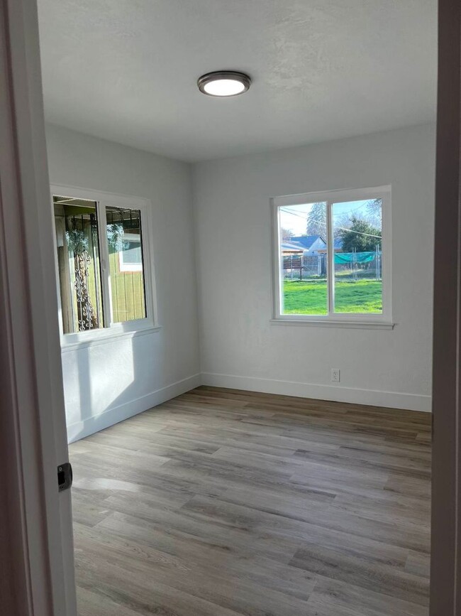 Building Photo - Beautifully Remodeled Home!