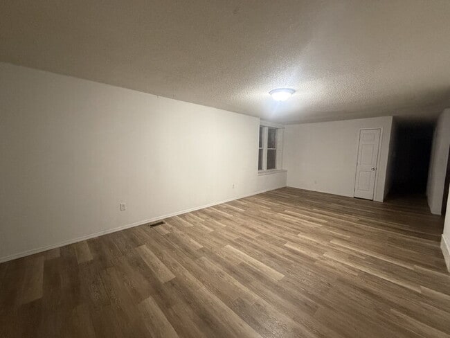 Building Photo - 1513 Des Moines St