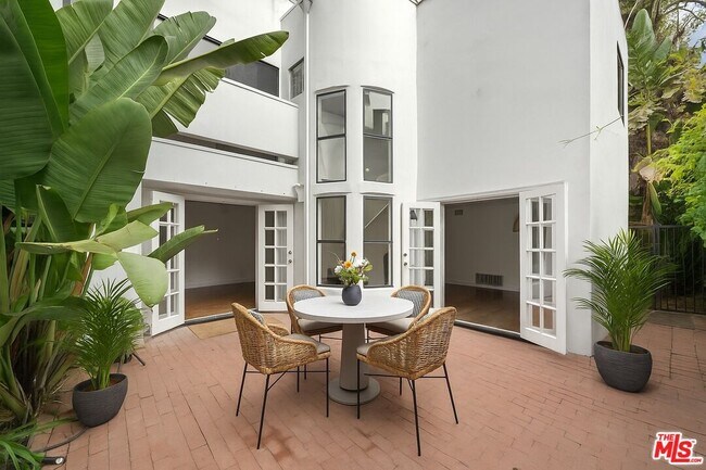 Foto del edificio - 29221 Heathercliff Rd