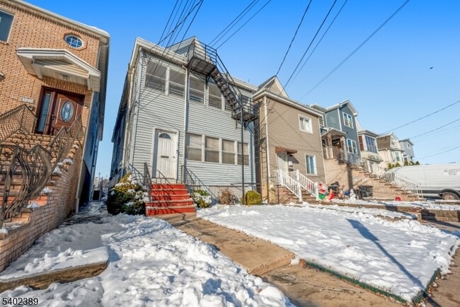 Foto del edificio - 525 Maple Ave