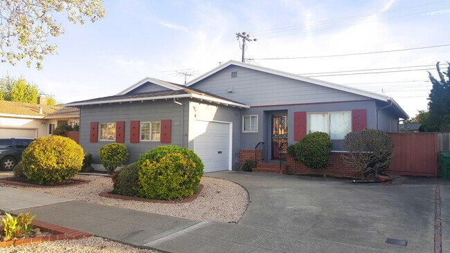 Building Photo - 140 Dahlia Dr
