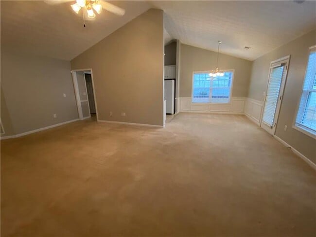 Building Photo - 815 Village Pl