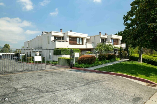 Foto del edificio - 2660 N Lake Ave