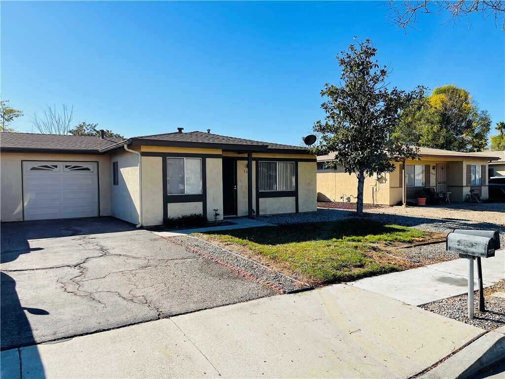 2253 San Bernardo Ave, Hemet, CA 92545 Townhome Rentals in Hemet CA