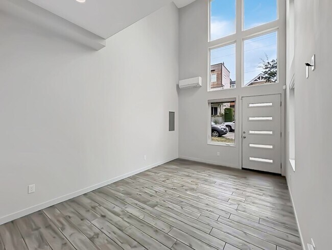 Foto del edificio - Stunning Two-Bedroom Townhome with Rooftop...