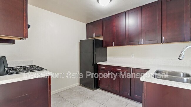 Building Photo - 834 11th St.