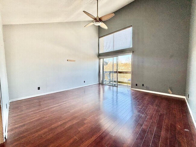 Building Photo - Top-Floor Plaza Condo with Vaulted Ceilings & Dual Balconies
