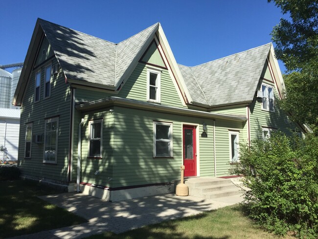 7 Gable Apa - 303 8th St E