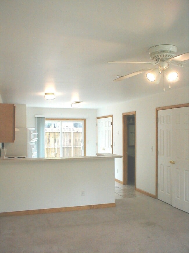 Building Photo - 921 E Grand Ave