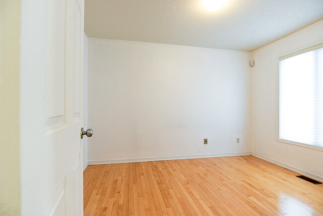 Building Photo - 3 story townhouse