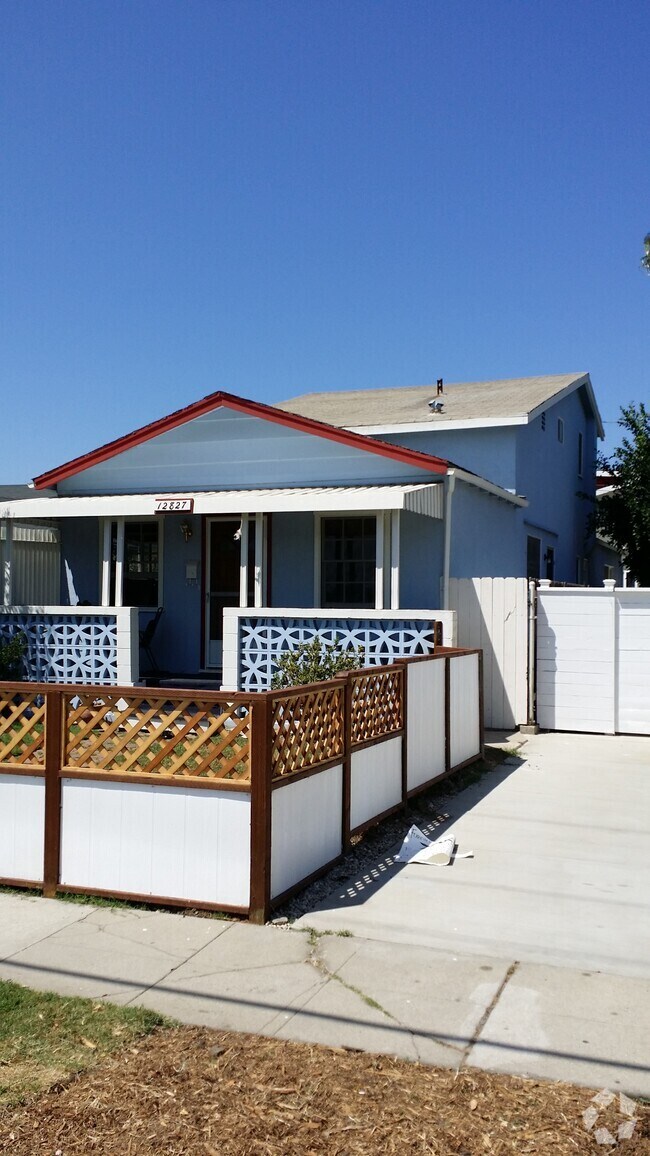 The Venice del Rey Apartments for Rent with a Yard Los Angeles, CA