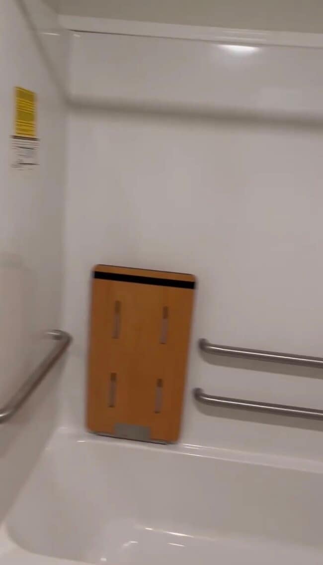 Bathroom - 19 Meadowview Ln