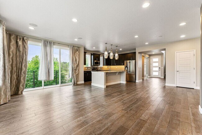 Foto del edificio - Modern End Unit in the Meadows!