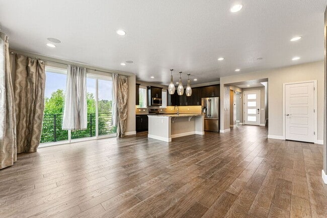 Building Photo - Modern Townhome in the Meadows!