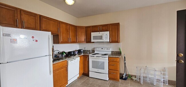 Building Photo - Great Location! B-Line Packard's Corner To...