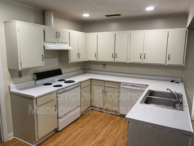 Foto del edificio - 2142 Kingsbury Dr