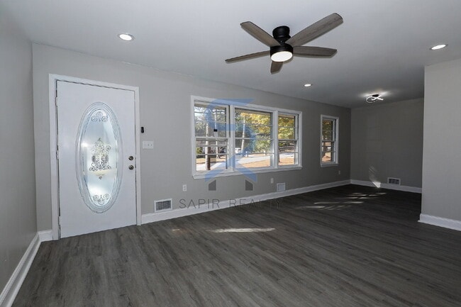 Photo - Move in before November 15th and choose yo... Apartment