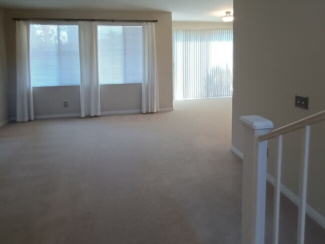 Foto del edificio - Stunning Two-Story 3 Bedroom, 2.5 Bath Home in the Heart of Eastlake Greens!