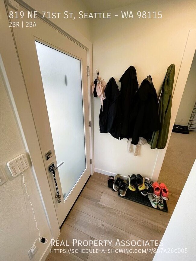 Foto del edificio - Newer Modern End Unit Townhome - Roof Top ...