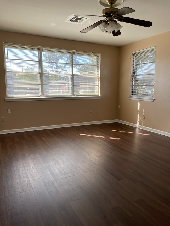 Master bedroom - 7925 Danube Rd