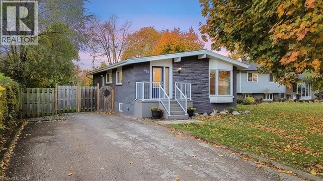 Building Photo - 418 Norrie Crescent