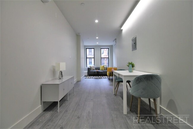 Building Photo - Modern New Studio in Bushwick!