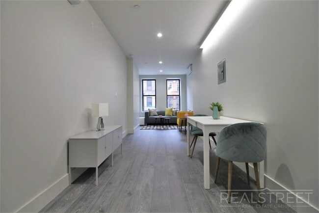 Building Photo - Modern New Studio in Bushwick!