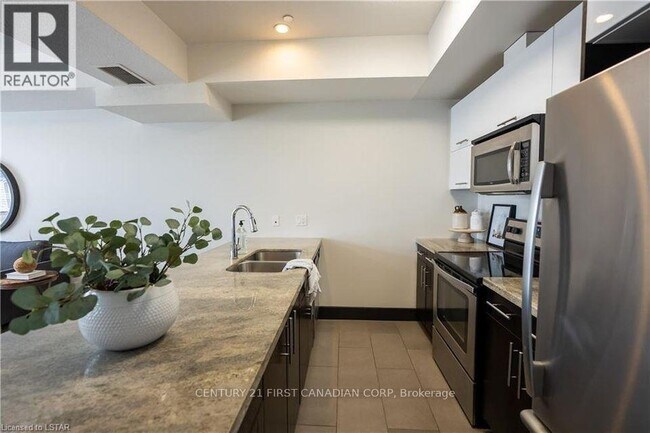 Photo du bâtiment - 112 N Centre Rd