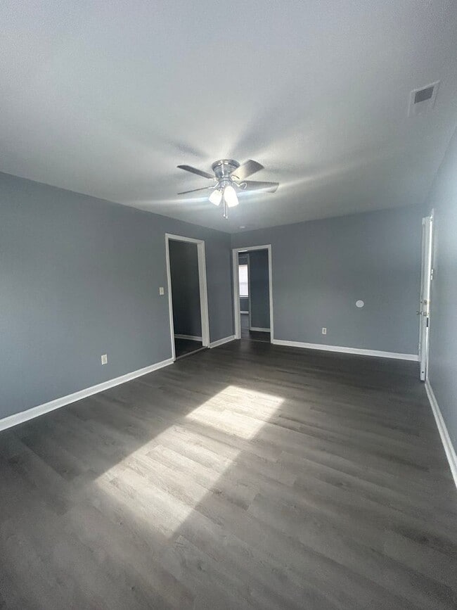 Building Photo - Freshly Painted 3 Bedroom House