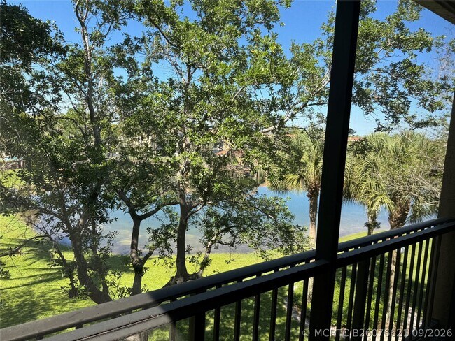 Foto del edificio - 6733 Coral Lake Dr