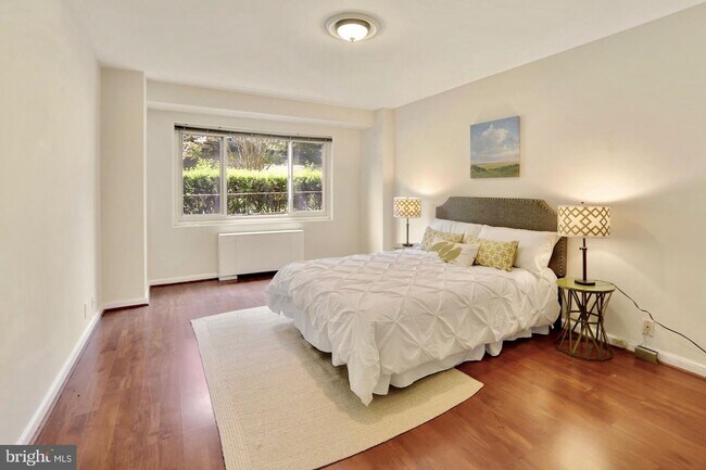 Foto del edificio - 4201 Cathedral Ave NW