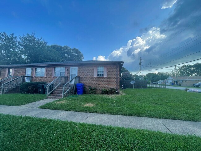 Building Photo - Super cute corner lot Duplex apartment nea...