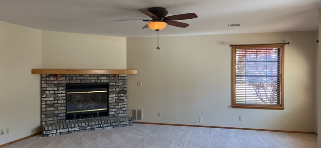 Building Photo - Great 2 bedroom 2 bath in Rogers