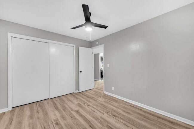 Foto del edificio - 1132 W 41ST TERRACE