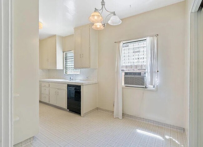 Foto del edificio - 5360 Clinton St