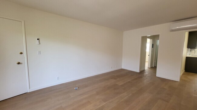 Building Photo - 2329 Wellesley Ave