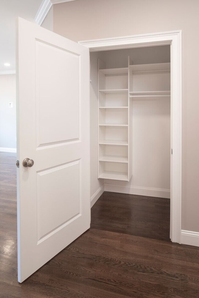 Foto del interior - North Washington Square @ Hickory: In-Unit Washer & Dryer, Cold Water, Fitness Center, Sauna, Bar...