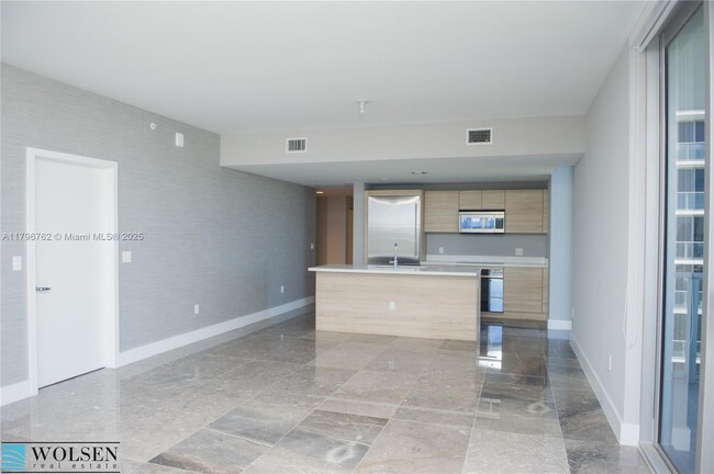 Foto del edificio - 16385 Biscayne Blvd